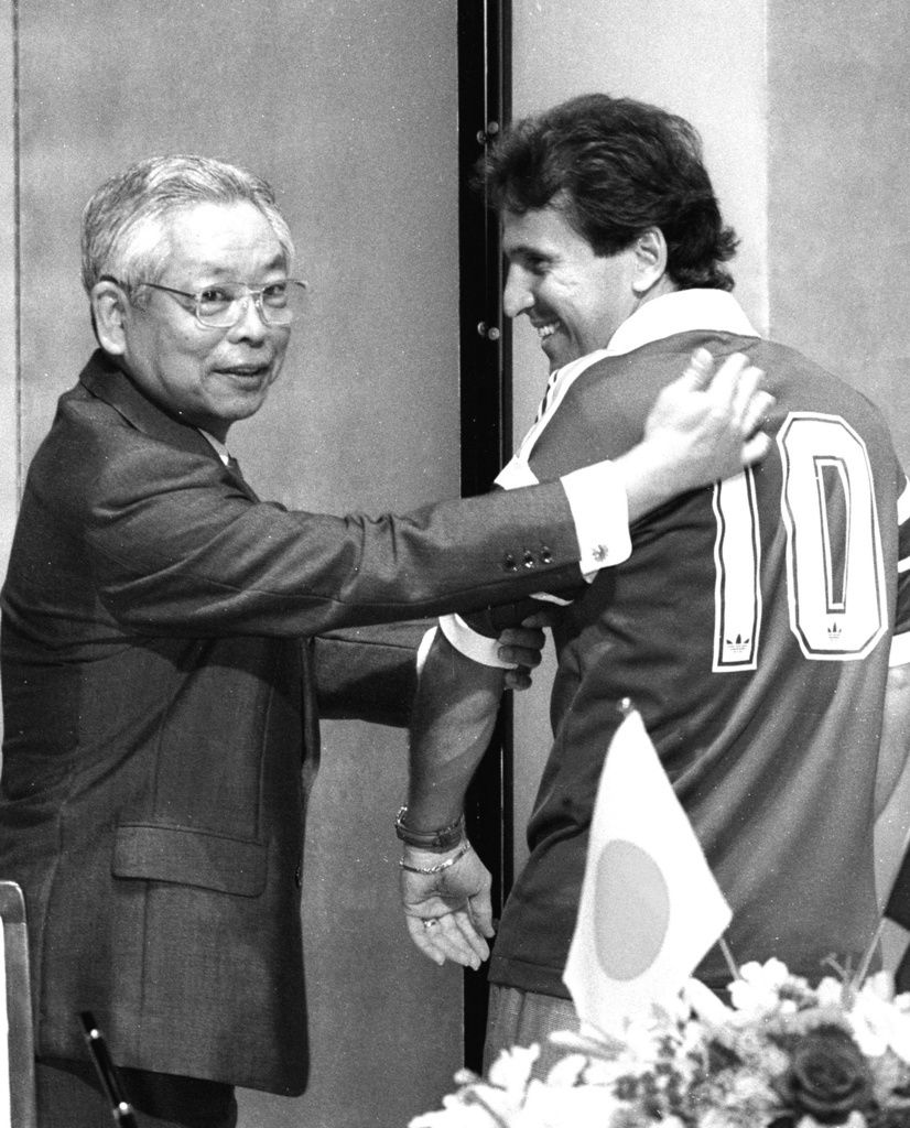 Zico se junta ao presidente da Sumitomo Metal Industries, Shingū Yasuo, enquanto exibe sua camisa número 10 em uma coletiva de imprensa em 21 de maio de 1991. (© Kyōdō)