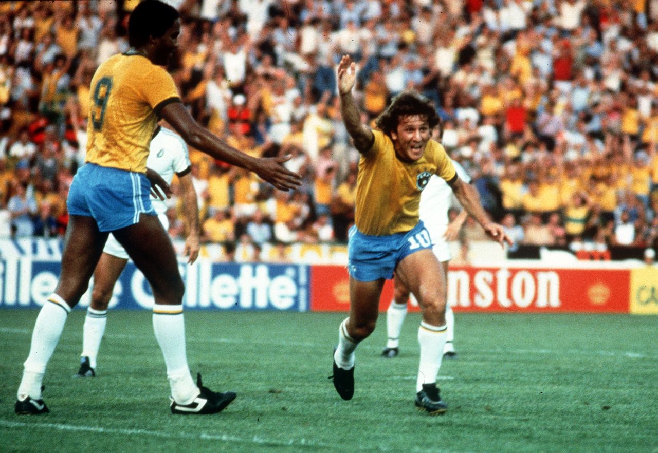 Zico comemora um gol contra a Nova Zelândia em uma partida da fase de grupos em 23 de junho de 1982 na Copa do Mundo da FIFA na Espanha.  (© Reuters/Action Images)