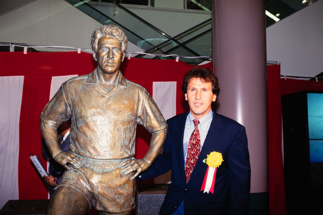 Zico posa ao lado de sua figura de bronze em outubro de 1994 em evento comemorativo por sua aposentadoria como jogador.  (© Kashima Antlers)