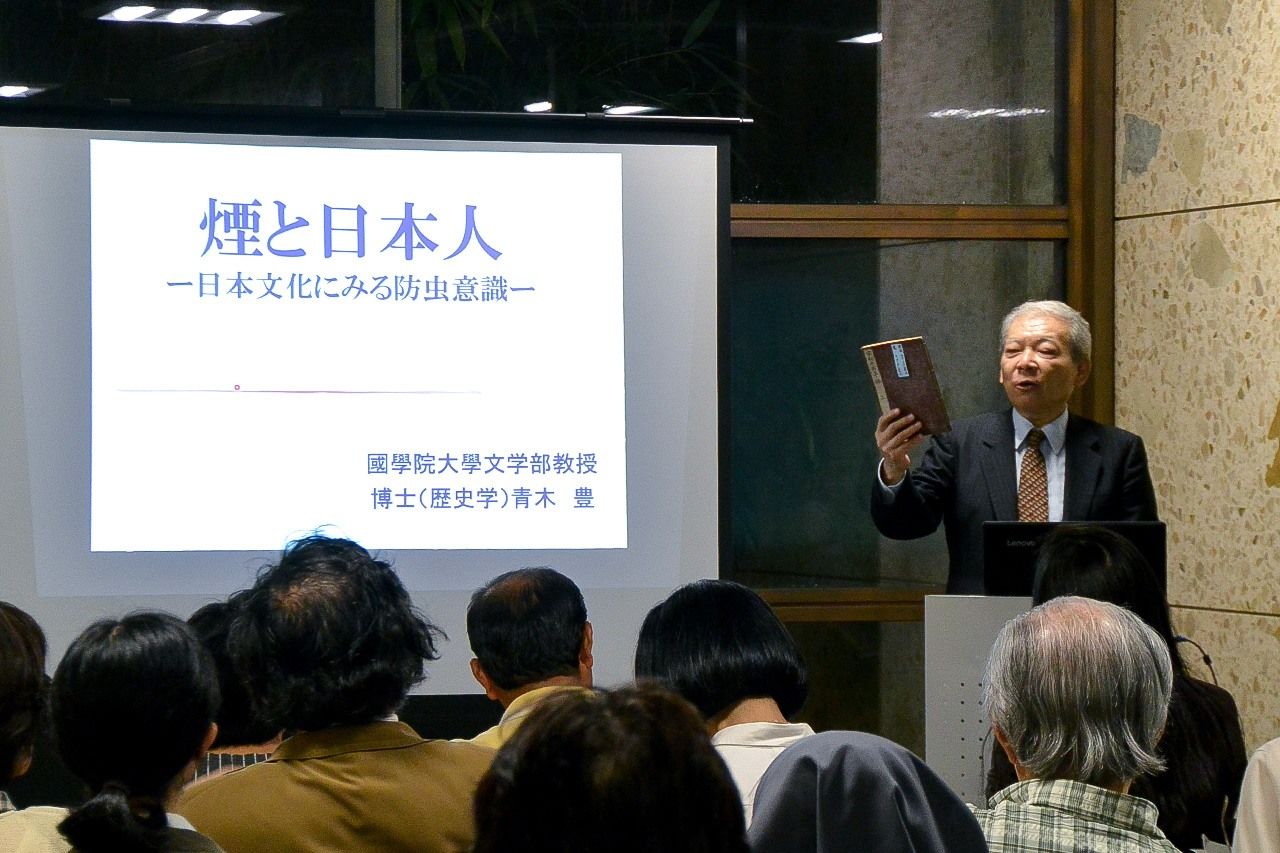Museum head curator Aoki Yutaka giving an evening lecture. (Courtesy of the Kamakura Museum of History and Culture)