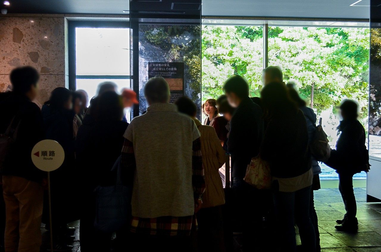 Curator Ōsawa Izumi (center) giving a talk at the gallery in pre-COVID days. (Courtesy of the Kamakura Museum of History and Culture)