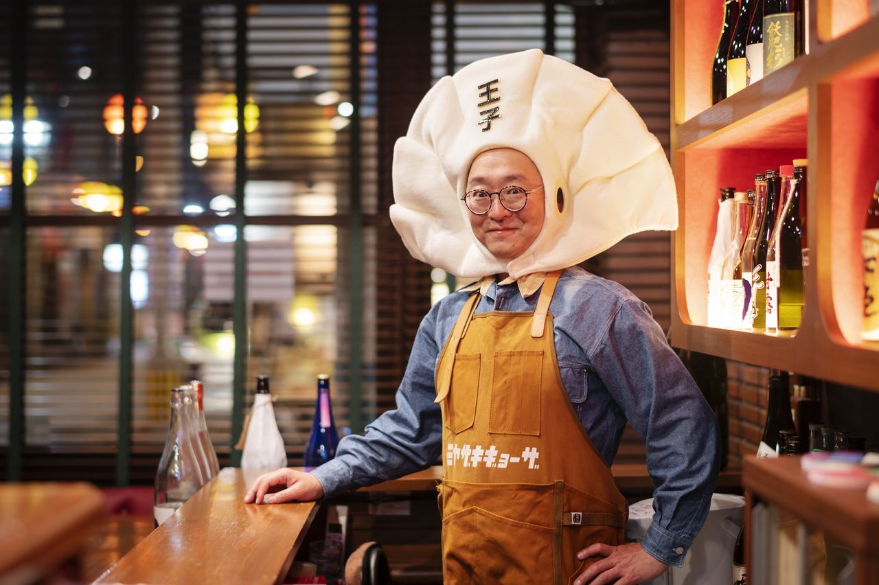 Within a few years of moving from Tokyo, Tsuneyoshi Hiroyuki became a self-christened Miyazaki gyōza evangelist under the name Miyazaki Gyōza Prince. He also promotes the “snack” bars of Nishitachi, as Miyazaki's entertainment district is known. (© Tamura Masashi)