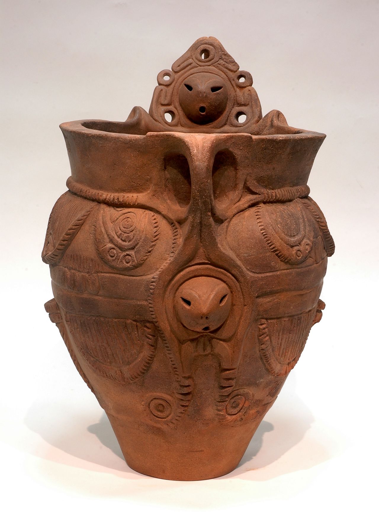 A pot with a design depicting childbirth excavated from the Tsugane-goshomae Site in Yamanashi Prefecture. (Courtesy Hokuto Board of Education)