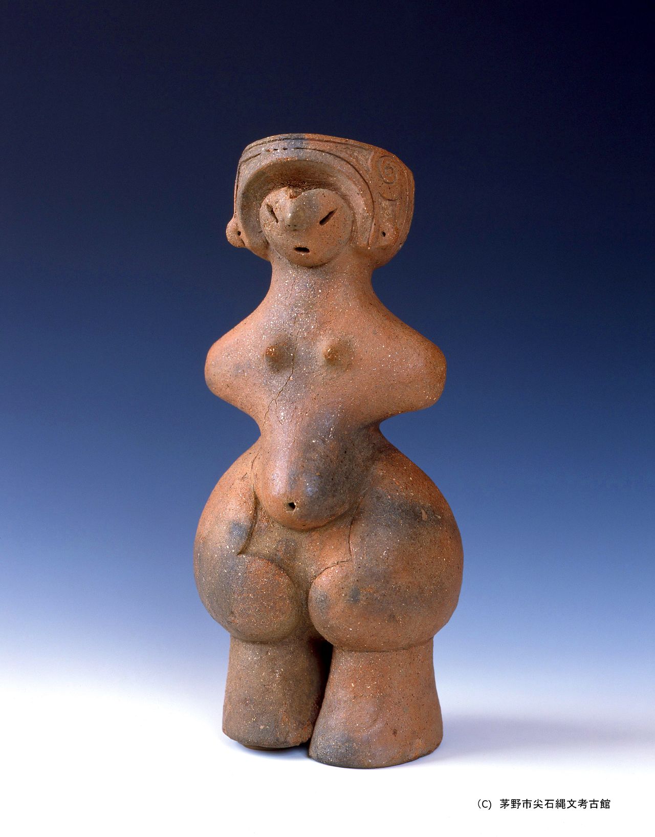  The “Jōmon Venus,” a dogū figurine of a pregnant woman designated as a national treasure, excavated from the Tanabatake Archaeological Site in Nagano Prefecture. (Courtesy Togariishi Jomon Archaeological Museum)