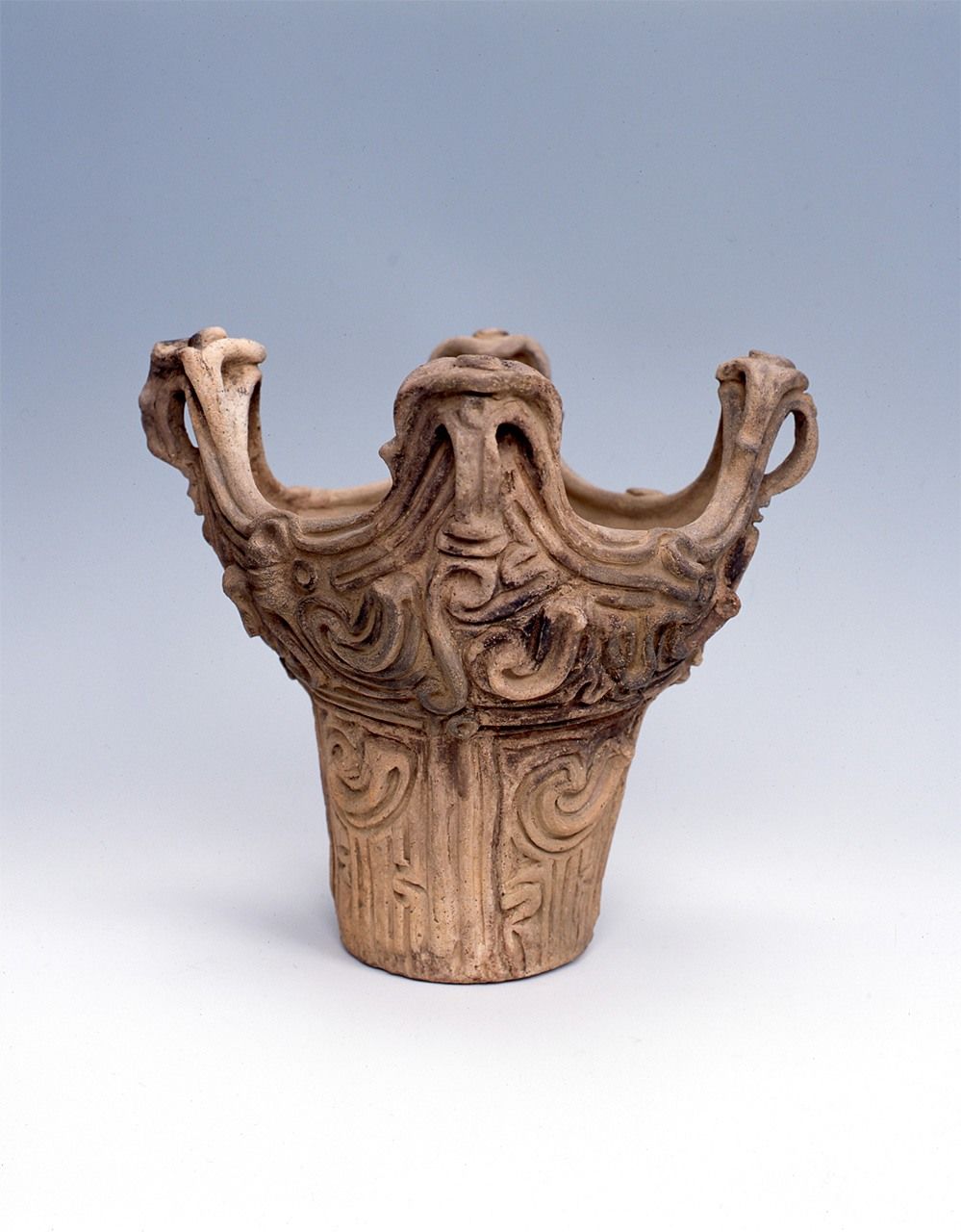 An ōkangata (crown-shaped) pot designated as a natural treasure excavated from the Sasayama Site in Tōkamachi, Niigata Prefecture. (Courtesy Tōkamachi City Museum)