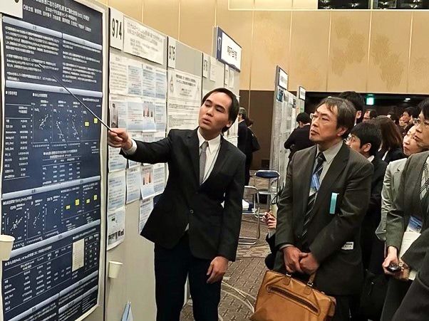 Jo gives a presentation on his research findings at a gathering of the Japanese Respiratory Society.