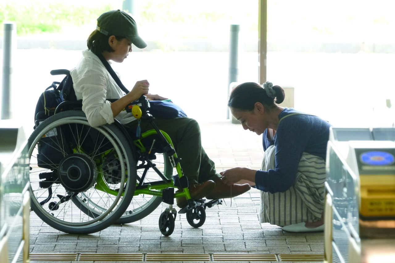 Kyōko, played by Kanno Misuzu, is a single mother looking after her disabled 23-year old daughter. (© 37 Seconds Film Partners)
