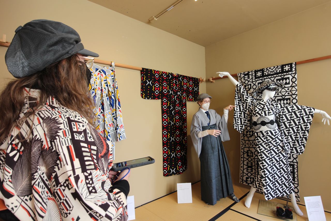 At the “Kimono Visionaries” exhibition in New York, Spree Kingyo explains one of the kimonos on display. (© Abe Kasumi)