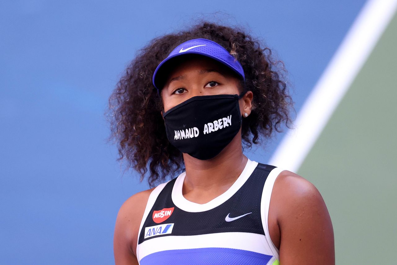 Ōsaka Naomi wears a mask in honor of Ahmaud Arbery, a black man murdered in a hate crime, following her third-round win at the US Open on September 4, 2020, to protest racial injustice. (© AFP/Jiji)