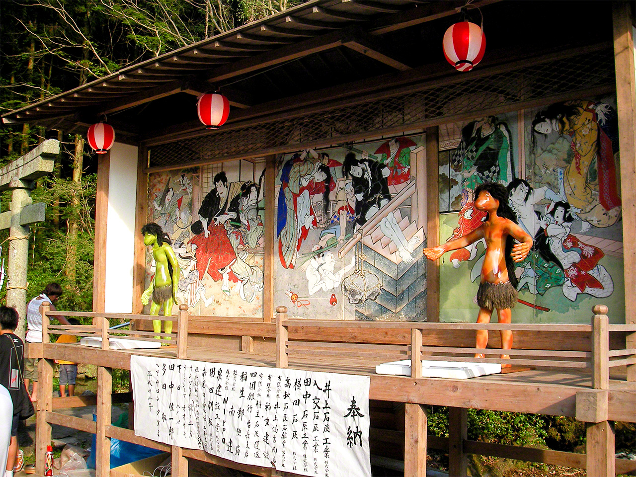 Kahaku Shrine in Nankoku, Kōchi Prefecture, has a kappa festival each year, based on the story of a kappa saved by the head priest of the shrine after it was caught trying to pull a horse into the river. It promised not to drown the people of the village in the future and became celebrated as a kami. (© Kagawa Masanobu)