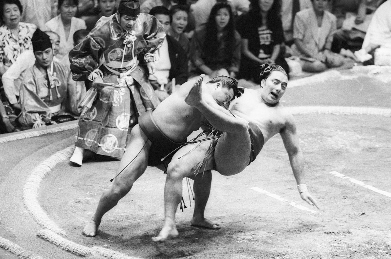 Mainoumi and Terao, two popular and comparatively light rikishi, grapple at the 1991 September basho. Mainoumi won the match with a cleanly executed kirikaeshi. Taken on September 10, 1991, at Ryōgoku Kokugikan. (© Jiji)