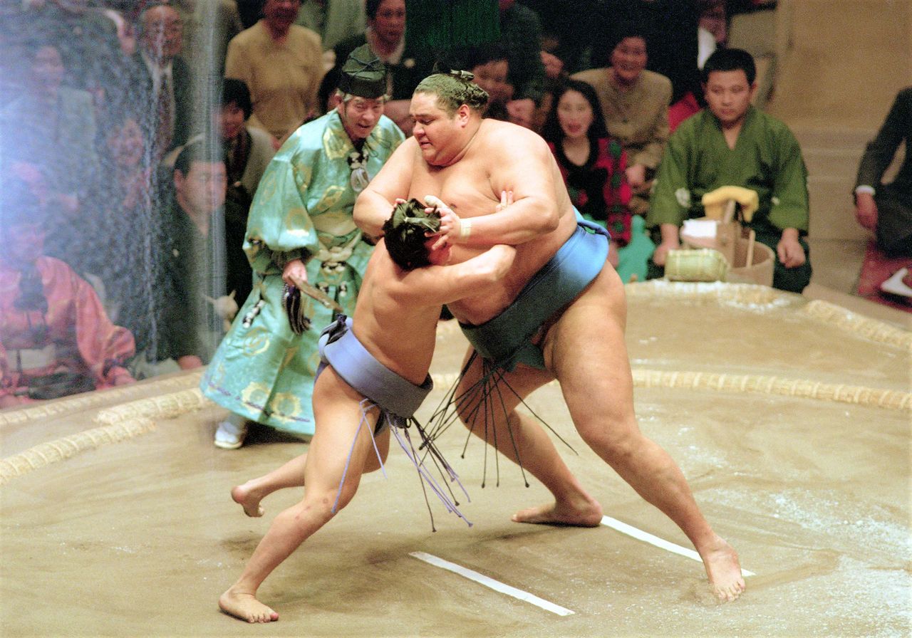 Mainoumi hung on even in the face of a two-handed thrust by 203-centimeter, 230-kilogram yokozuna Akebono on January 12, 1995, at the Tokyo Ryōgoku Kokugikan. Mainoumi maintained that physical size difference with an opponent was not a handicap. (© Jiji)