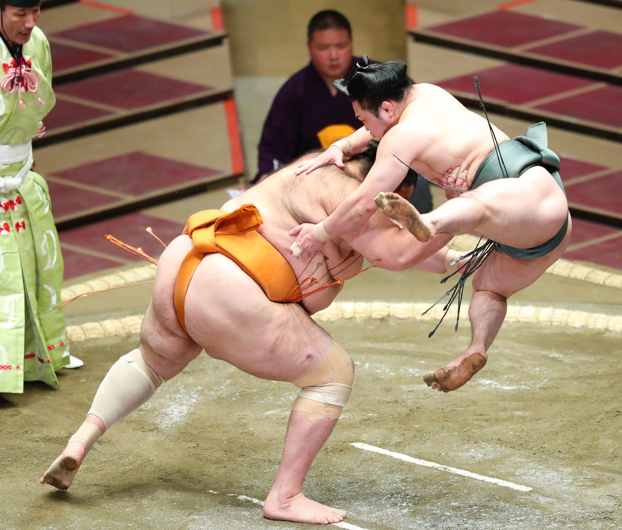 On the second day of the November 2020 basho, Enhō (right) takes a hassōtobi flying leap at the faceoff with fellow maegashira Kaisei. At 168 centimeters and 99 kilograms, Enho’s physique is almost identical to Mainoumi’s. Taken on November 9, 2020, at Tokyo Ryōgoku Kokugikan. (© Jiji)