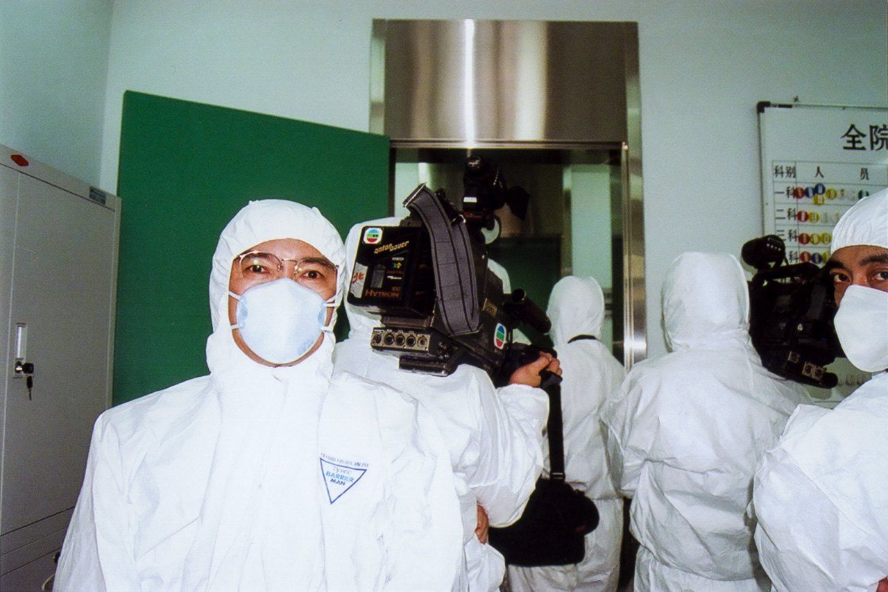 The author visits the quarantine ward at Beijing’s Ditan Hospital on April 17, 2003. The writing on the suit reads “For use in Chinese regions only.” (© Izumi Nobumichi)