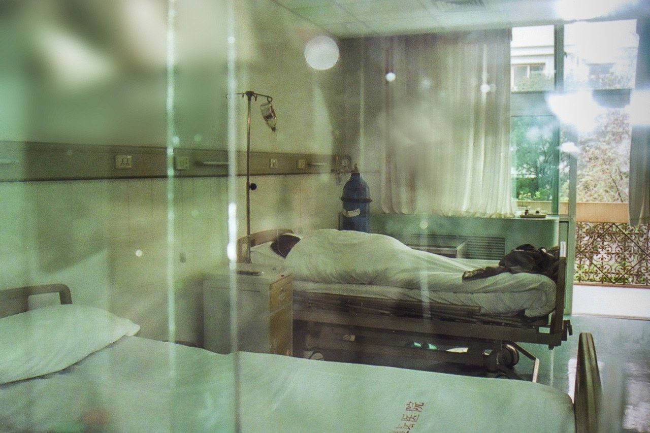 SARS patients in the isolation ward at Ditan Hospital. Note the open windows. (© Izumi Nobumichi)