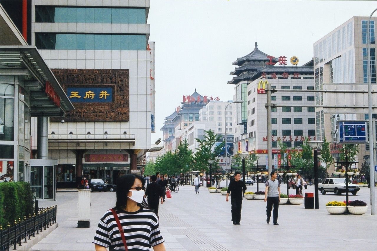 Normally one of the busiest areas of Beijing, Wangfujing was almost deserted on April 26, 2003. (© Izumi Nobumichi)