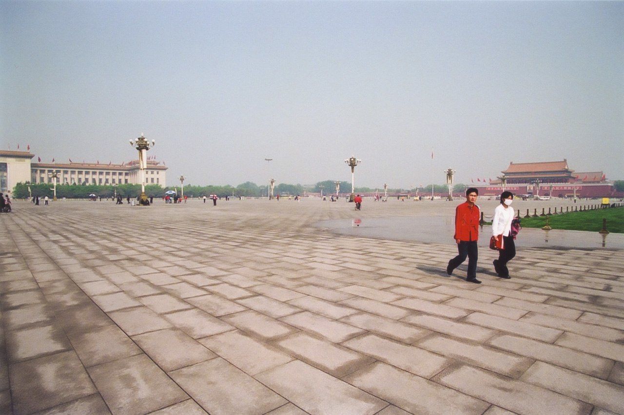 An almost deserted Tiananmen Square on May 1 (May Day), 2003. As the SARS epidemic worsened, more than 10,000 people were placed under quarantine. (© Izumi Nobumichi)
