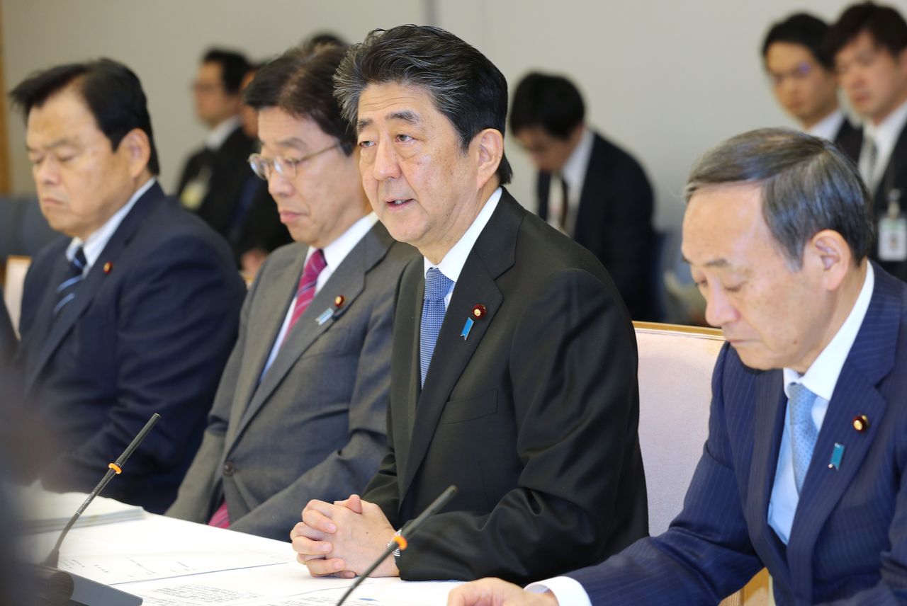 Prime Minister Abe Shinzō speaks at a meeting of the government taskforce to address the COVID-19 crisis on February 16, 2020. (© Jiji)