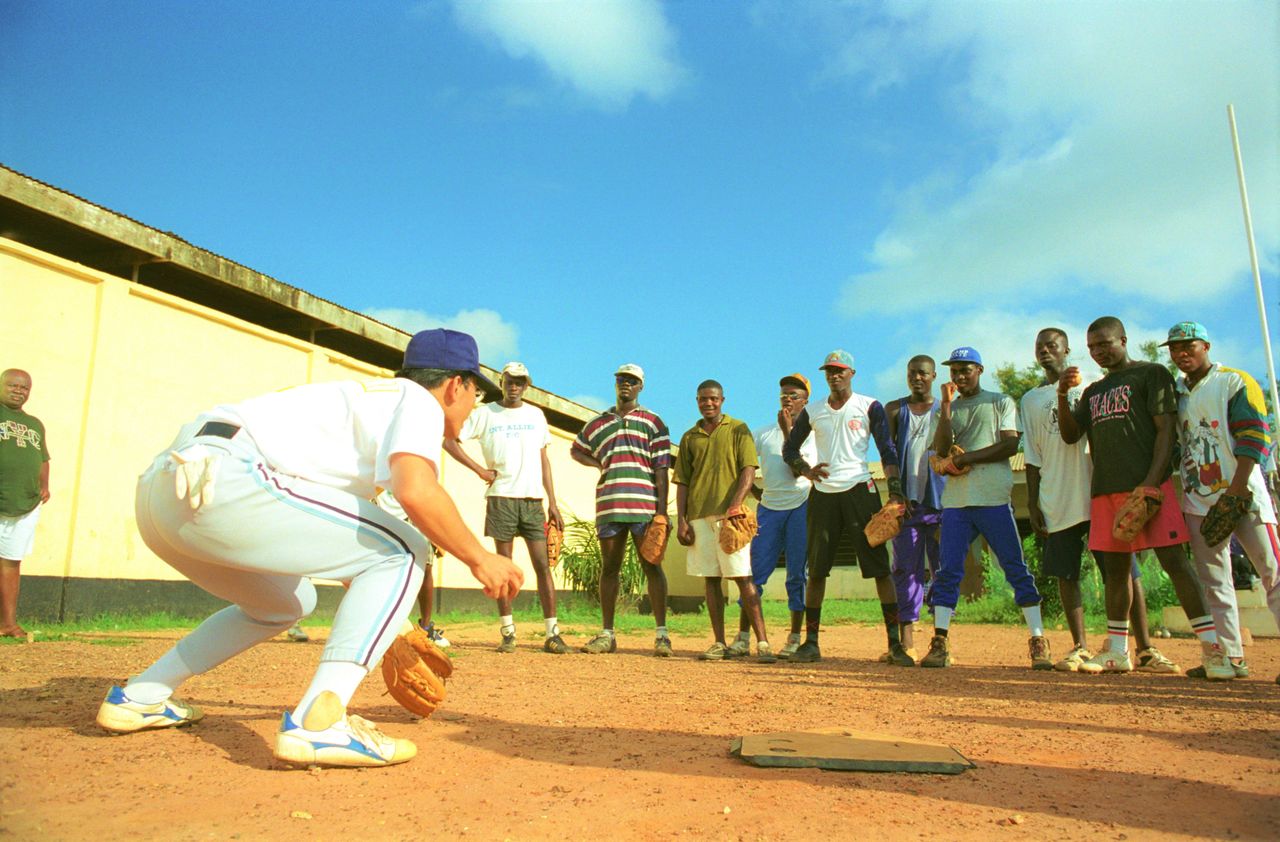 While working in Ghana, Tomonari passionately coached locals in baseball basics. He strives to inspire youth in all countries. (© Kazufoto)