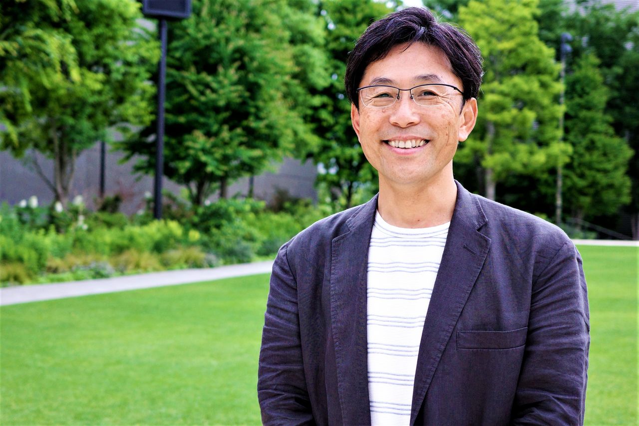 Tomonari was born in 1964. After graduating from Keiō University, he worked for Recruit subsidiary Cosmos before joining JICA. On the side, he helped launch an NPO, the Association for Friends of African Baseball. Since 2021, he has devoted himself to J-ABS as its president.