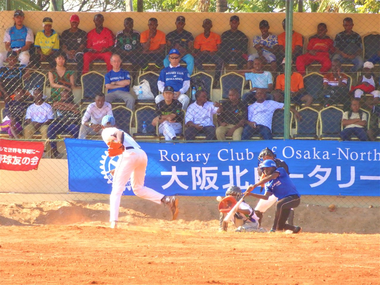 A national tournament held in Tanzania.  Whether throwing or batting, in typical African fashion, the players are unconventional.  (© Tomonari Shin'ya)