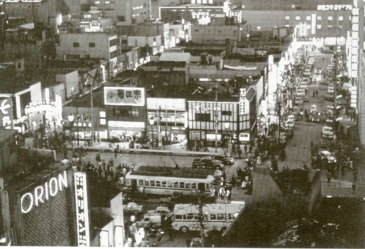 Kabukichō in the 1950s. (Courtesy Shinjuku Historical Museum)
