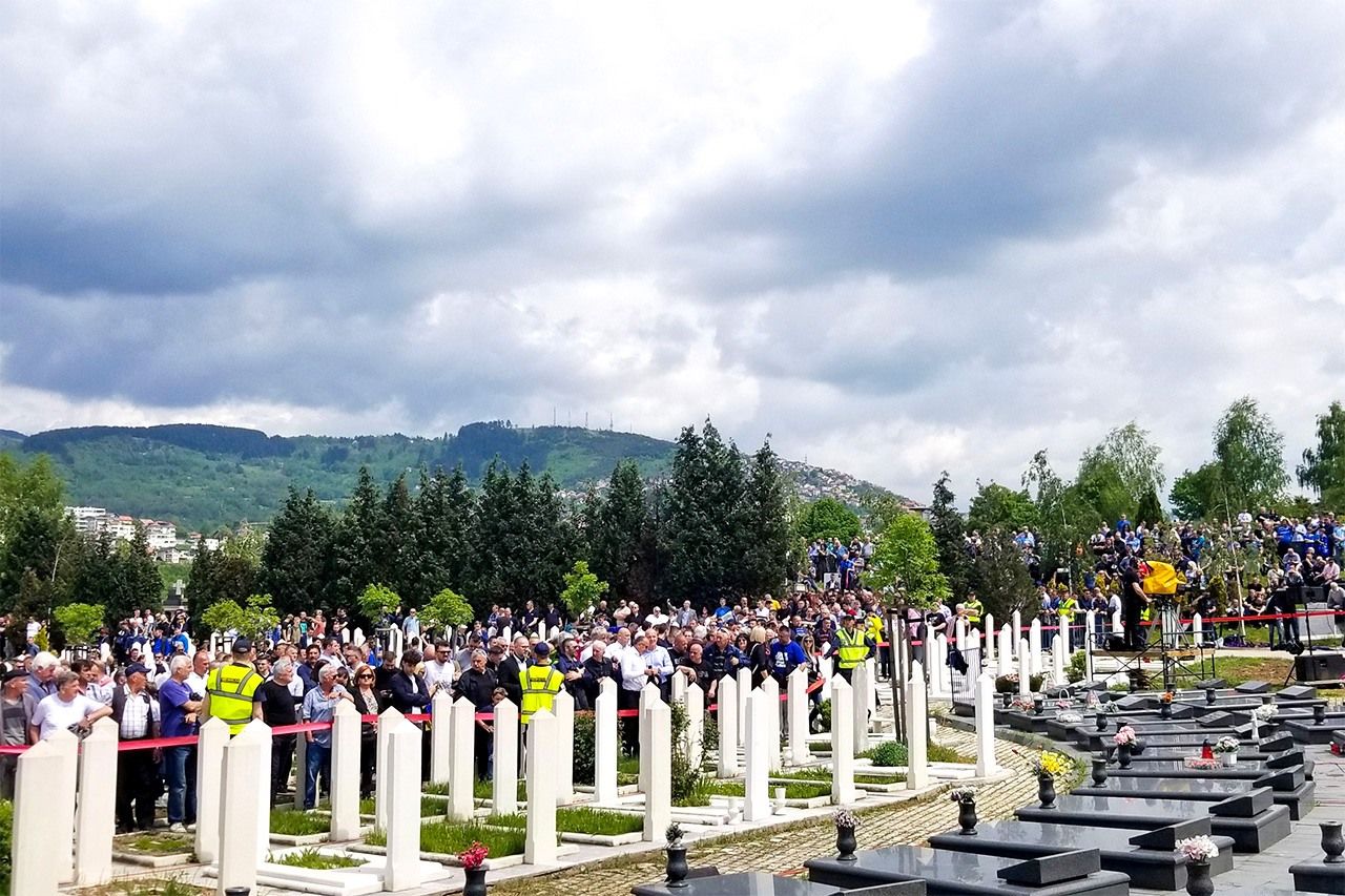 オシムの葬式の間、人々は別れを告げるために墓地に集まります。  （著者の礼儀）