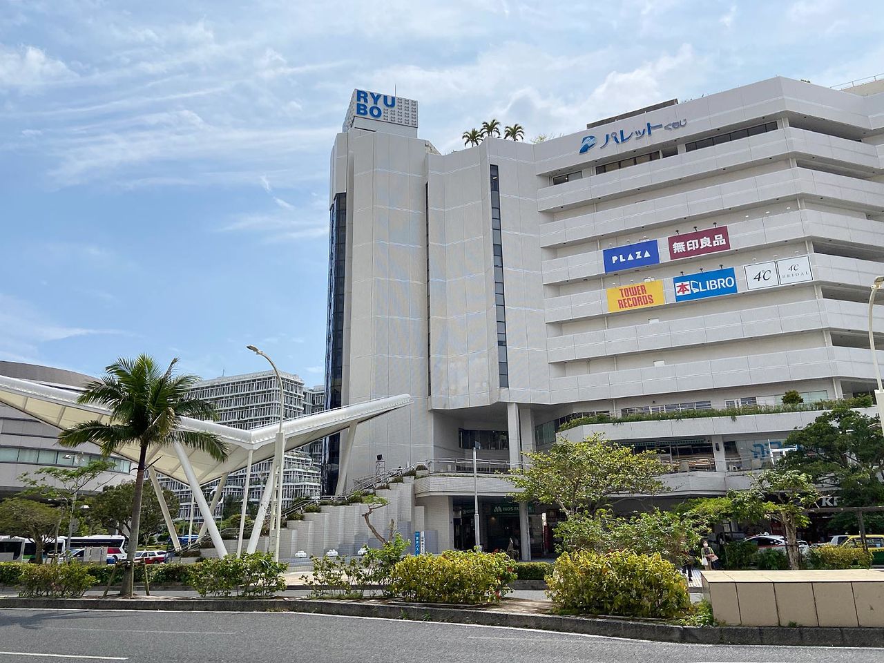 Ryūbō Department Store occupies a prime spot in central Naha, across from the Okinawa Prefectural Office and Naha City Hall.