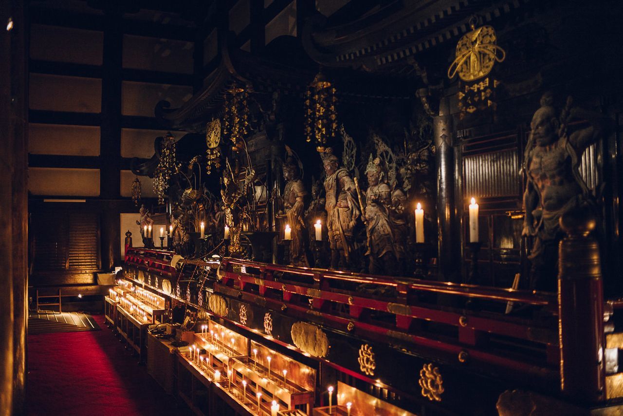 The nainaijin in the Hondō main hall, housing numerous images of Buddhist deities, is illuminated by candles alone. (Courtesy of Kiyomizudera)
