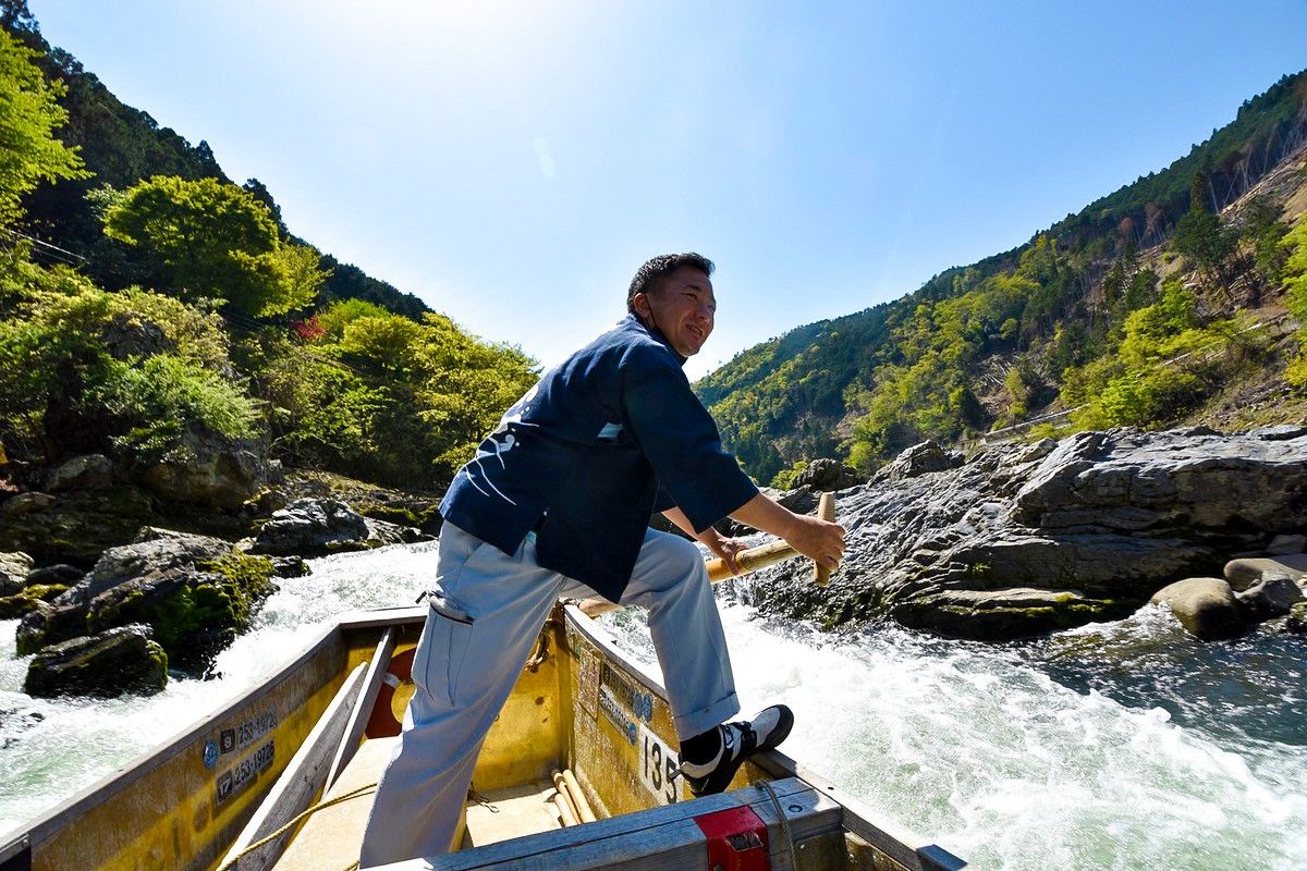At aft, our pilot steers us through the rapids while two crewmembers in the bow use poles to keep us off of the rocks. (© Nippon.com)