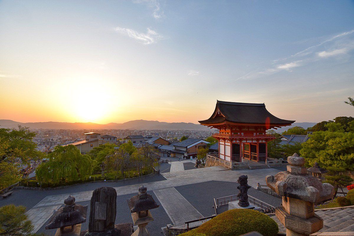 Sun sets on the Niōmon overlooking Kyoto. (© Nippon.com)