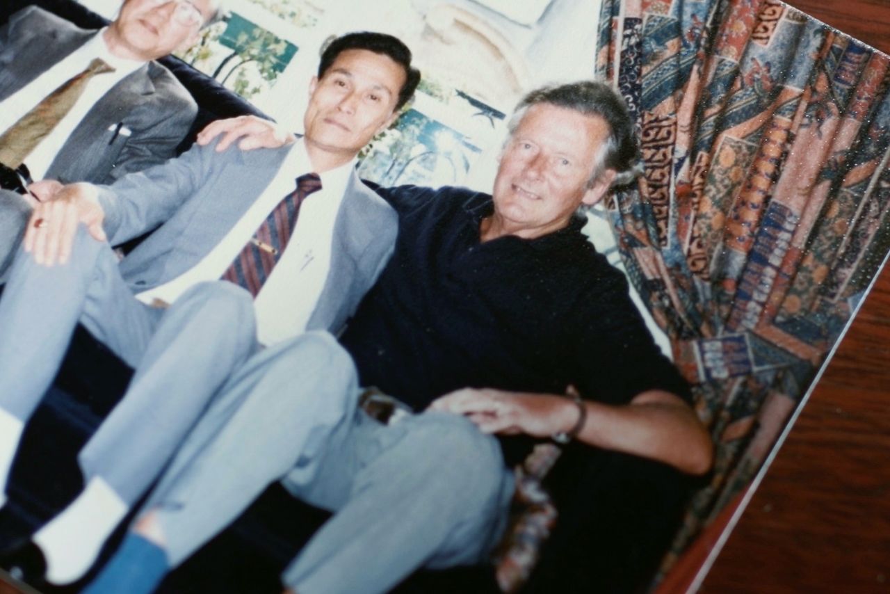 Taniguchi Sumiteru, at left, with Peter Townsend. (©️ The Postman from Nagasaki Film Partners)
