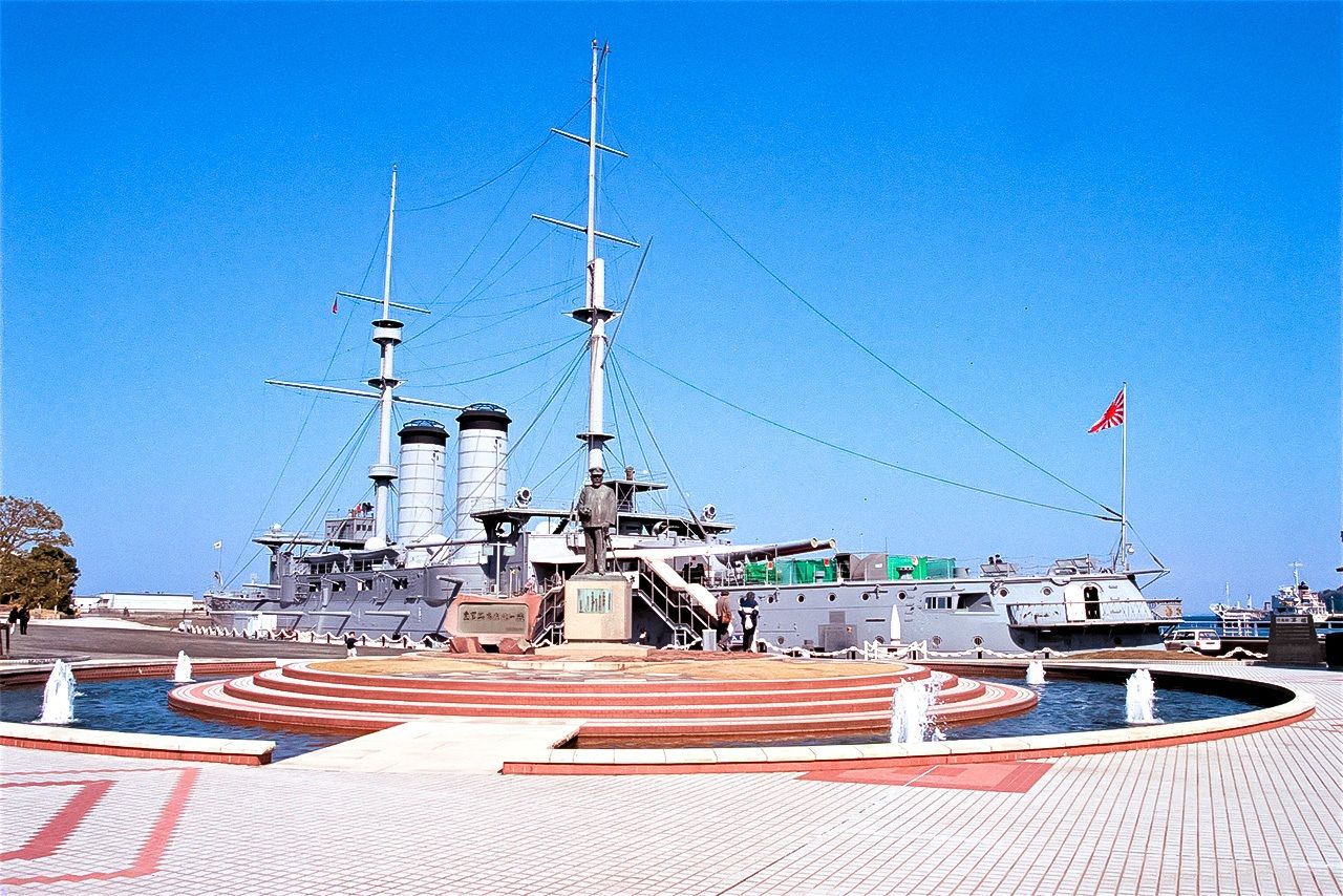 The Mikasa battleship was Japan’s flagship during the Battle of Mikasa. It was restored after being decommissioned and is now preserved on display in Mikasa Park in Yokosuka, Kanagawa Prefecture. (© Jiji)