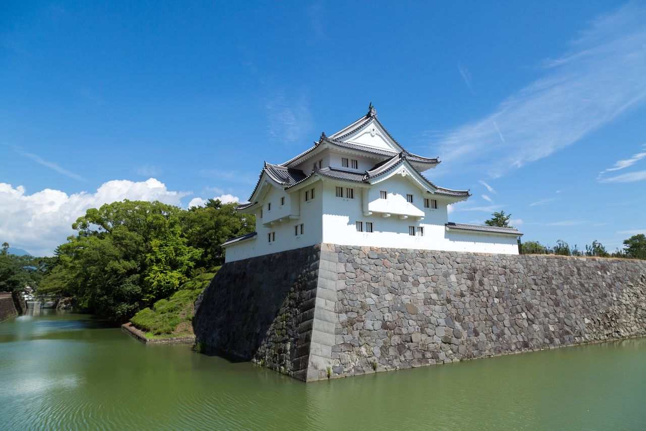 Sunpu Castle is now open to visitors in Sunpu Castle Park. This 2014 photo shows the completed Hitsujizaru Turret. (© Pixta)
