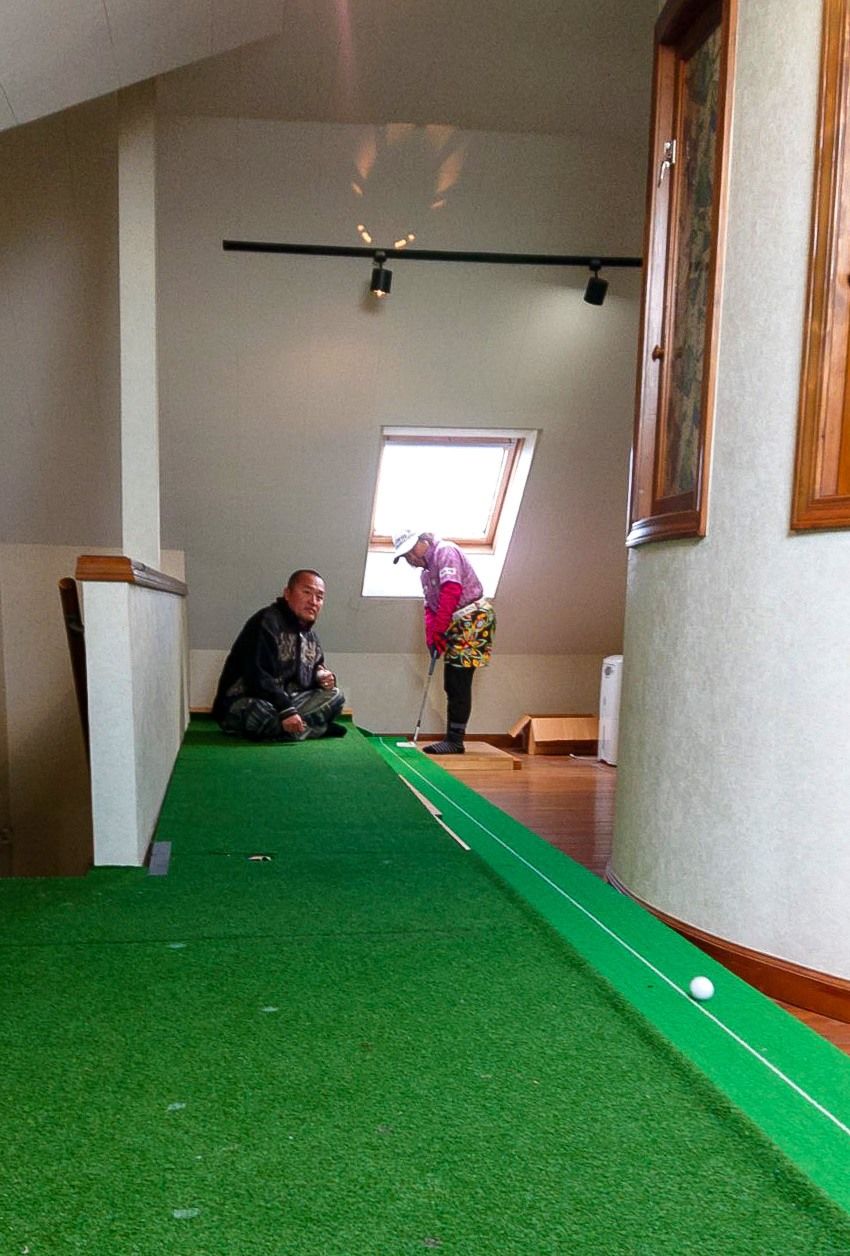Sutō Miroku works on her putt together with her father at home.