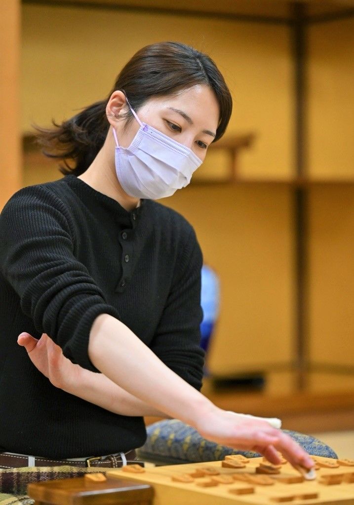 Satomi Kana plays a match in the forty-eighth Joryū Kishi Meijin series at the Kansai Shōgi Kaikan in Osaka on February 24, 2022. (© Kyōdō)