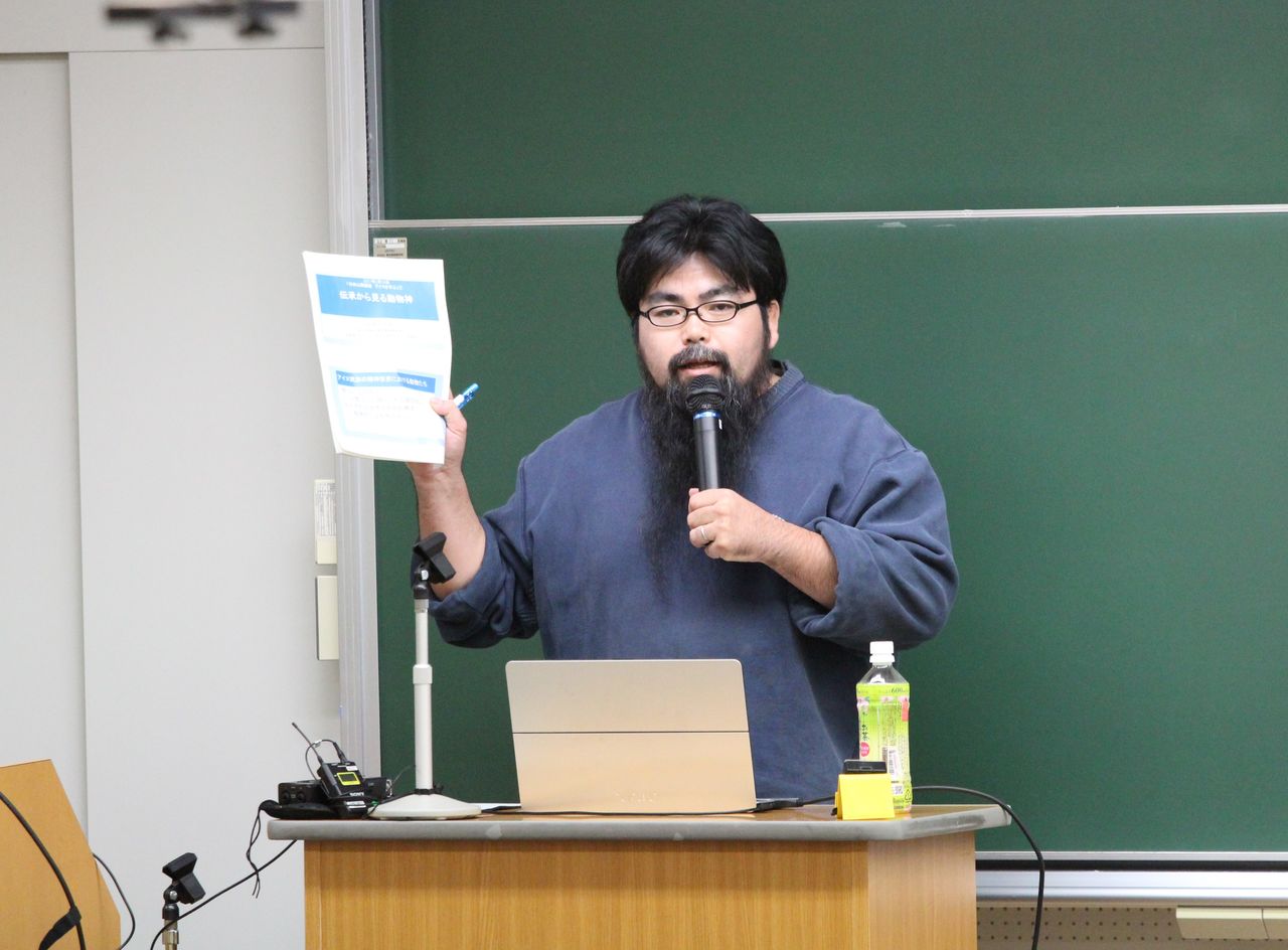 The author gives a public lecture. (Courtesy Kitahara Jirōta Mokottunas)