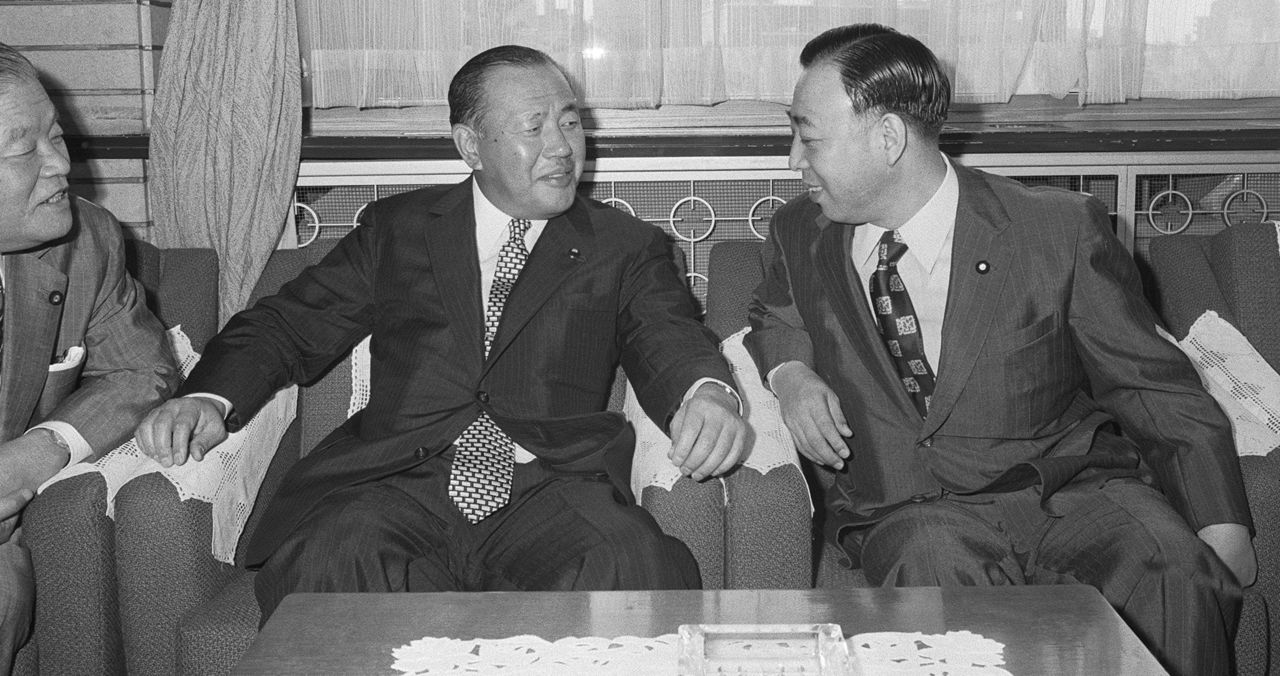 Takeiri Yoshikatsu (right), having returned from China, meets with Prime Minister Tanaka Kakuei at the prime minister’s official residence on August 4, 1972. Foreign Minister Ōhira Masayoshi is at left. (© Jiji)