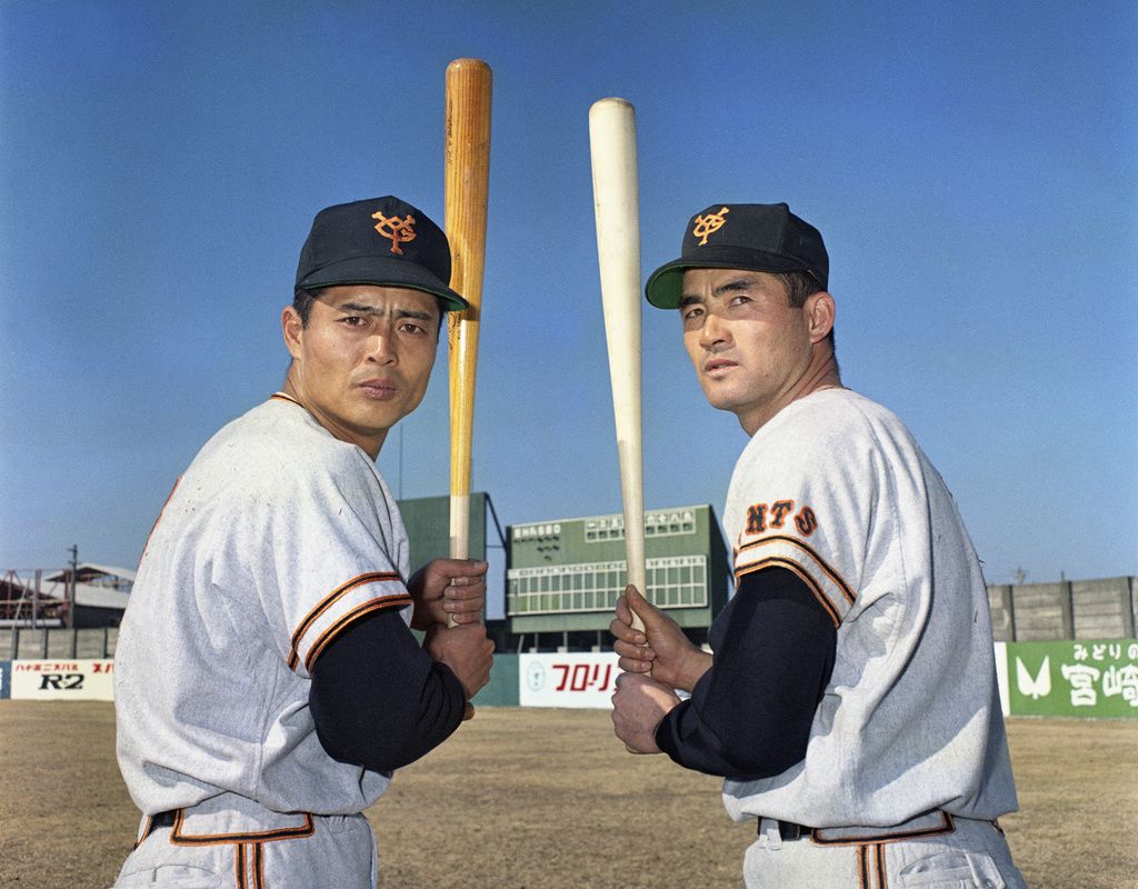 Oh Sadaharu, left, and Nagashima Shigeo pose together at the Miyazaki Prefectural Baseball Stadium on February 15, 1970. (© Kyōdō)