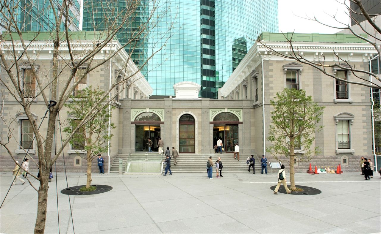 The former Shinbashi Station, reconstructed in Shiodome in 2003. During excavation work ahead of redevelopment, original platforms and other remains of the railway were discovered, and some of these are on display in the building. The area has been designated as a national historic site. (© Jiji)