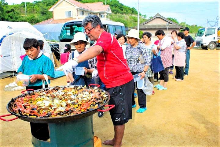 In the immediate aftermath of the 2011 disaster, Eduardo repeatedly visited the town of Minamisanriku to prepare his specialty paella. (© Eduardo Ferrada)