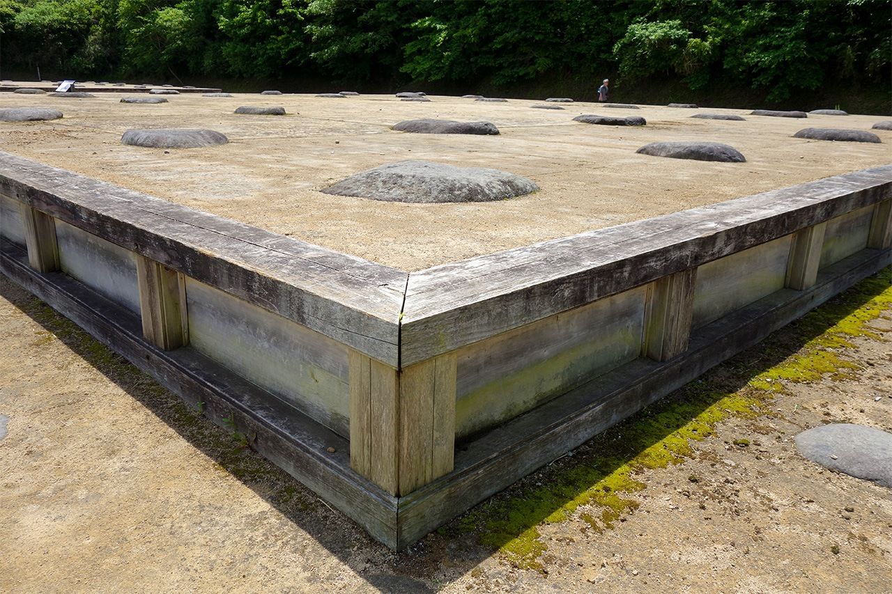The raised platform foundations of the Nikaidō, or Two-Story Hall. (© Mochida Jōji)