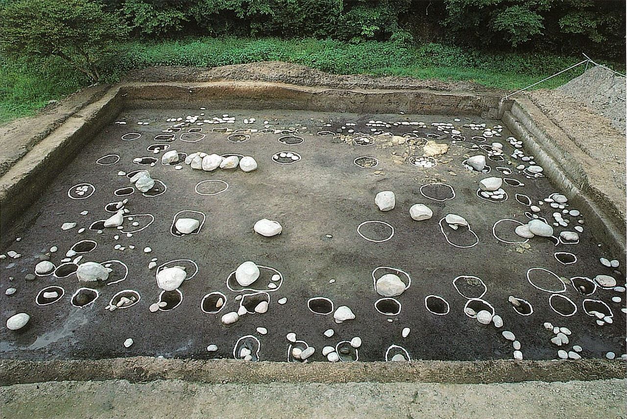 Archeological features at the Yakushidō site. (Courtesy of the Kamakura Board of Education)