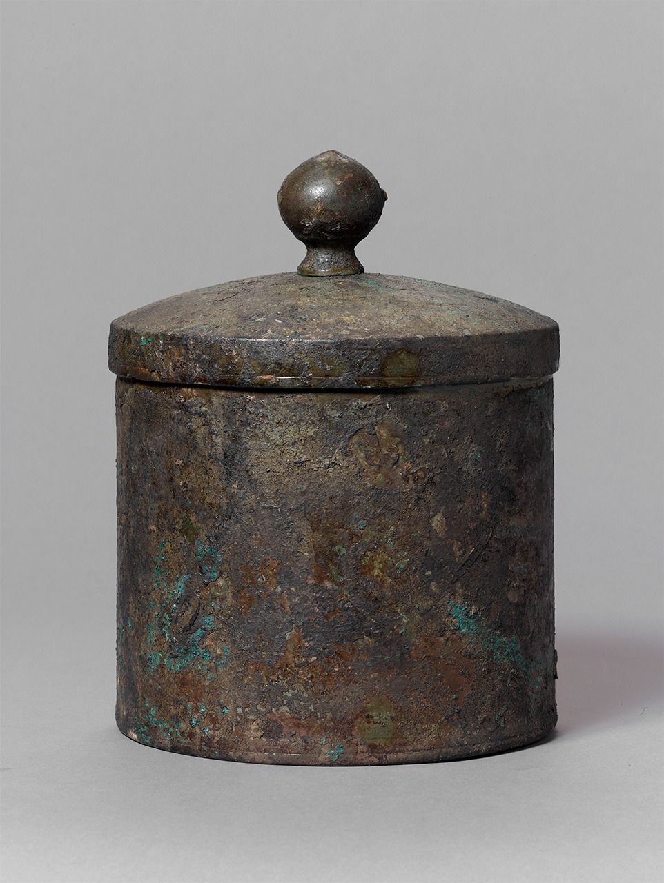A copper sutra container excavated from the sutra mound. These containers were used to preserve Buddhist sutras, but apparently no sutra was found inside this container, perhaps because it had already eroded over the centuries. (Courtesy of the Kamakura Board of Education)