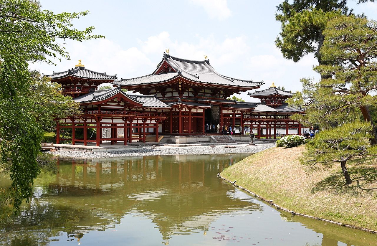 The Phoenix Hall at the Byōdōin in Uji, another famous example of Pure Land temple architecture. (© Jiji)