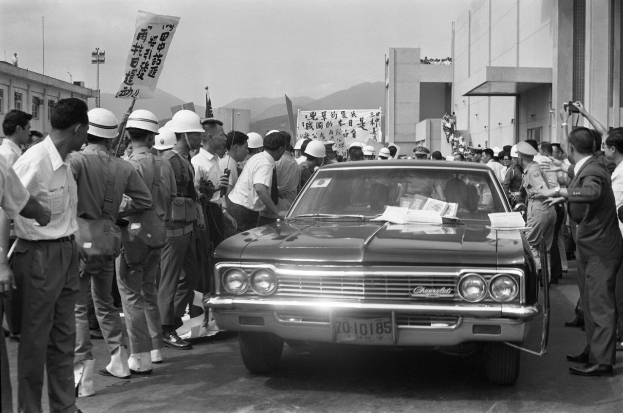 Shiina Etsusaburō, Liberal Democratic Party vice president, visited Taiwan as a government envoy to explain Japan’s intentions on Sino-Japanese normalization. Protesting citizens surrounded Shiina’s vehicle in front of the airport in Taipei in September 1972. (© Jiji)