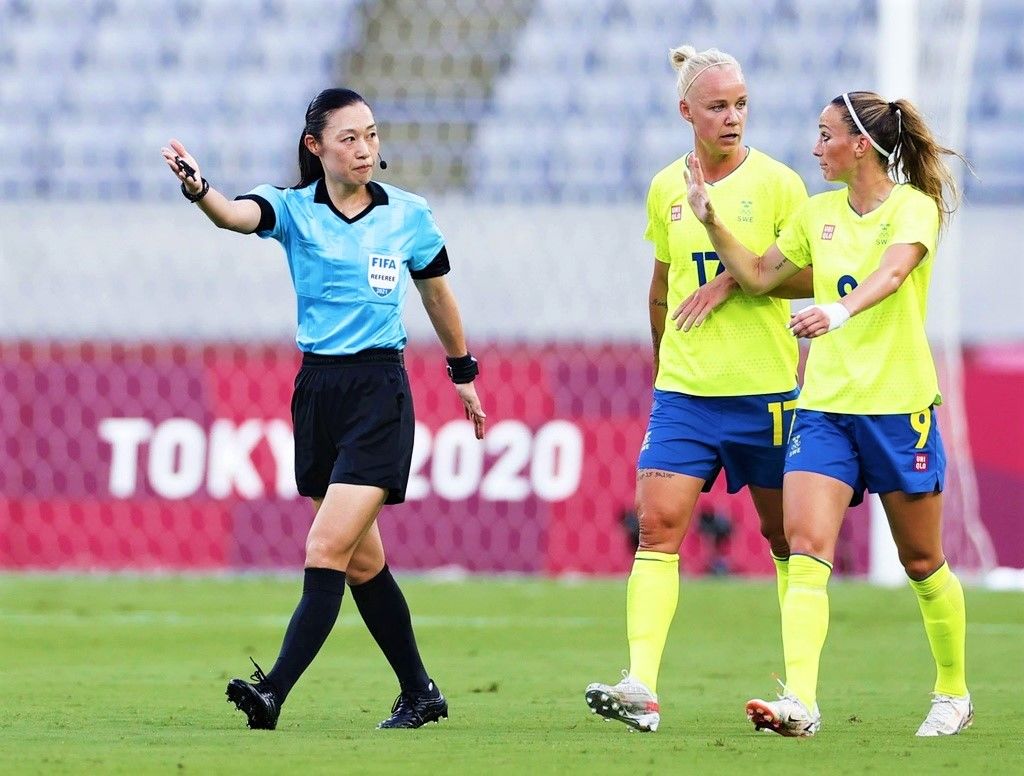 Yamashita officiates a match at the 2020 Summer Olympics between the United States and Sweden on July 21, 2021, at the Ajinomoto Stadium. (© Kyōdō)