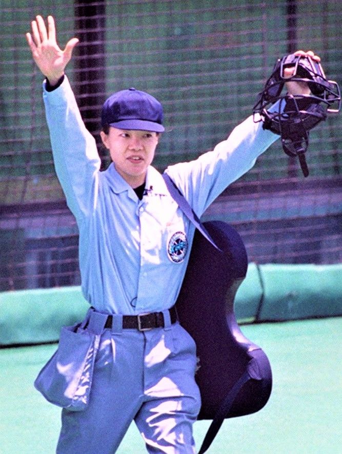 Takami Satoko makes a call as home plate umpire during a Kansai 6 University Baseball League game at Green Stadium Kobe (now Hotto Motto Field Kobe) in Hyōgo Prefecture on May 24, 2002. (© Kyōdō)