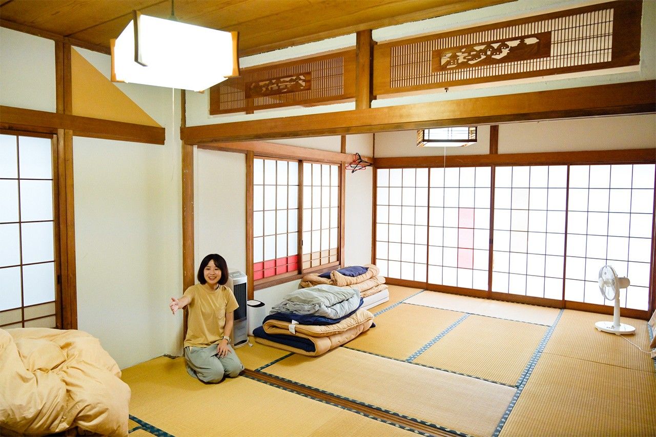 The attractive ranma panels are among the attractive features of the tatami rooms on the third floor.