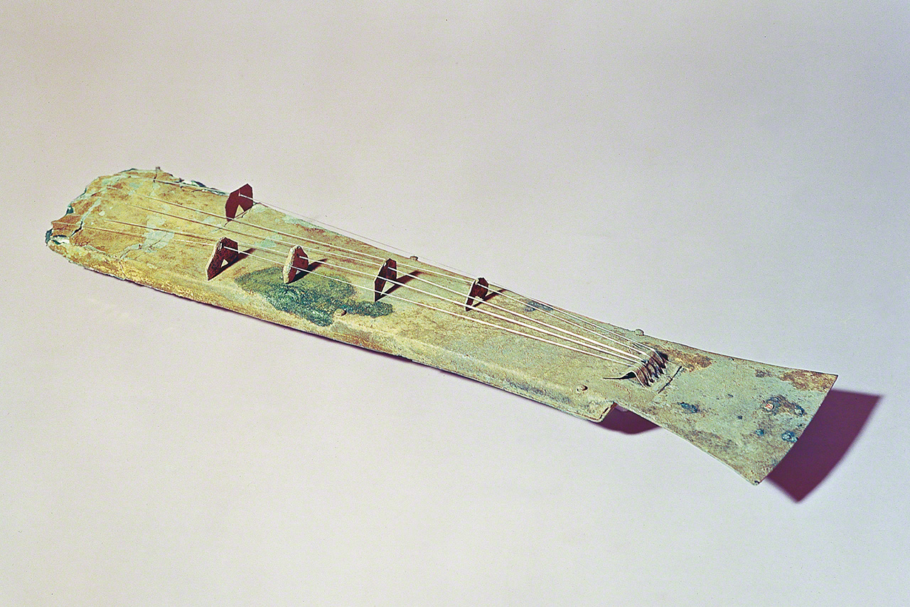 A gilt bronze miniature of a five-stringed harp, excavated from Site 5. (Courtesy of Munakata Taisha)